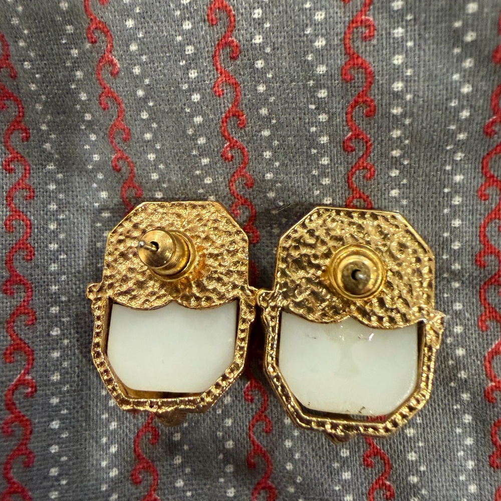 Vintage Gold-Tone Pearl Octagon Earrings - Classic Feminine Style - Picture 5 of 5